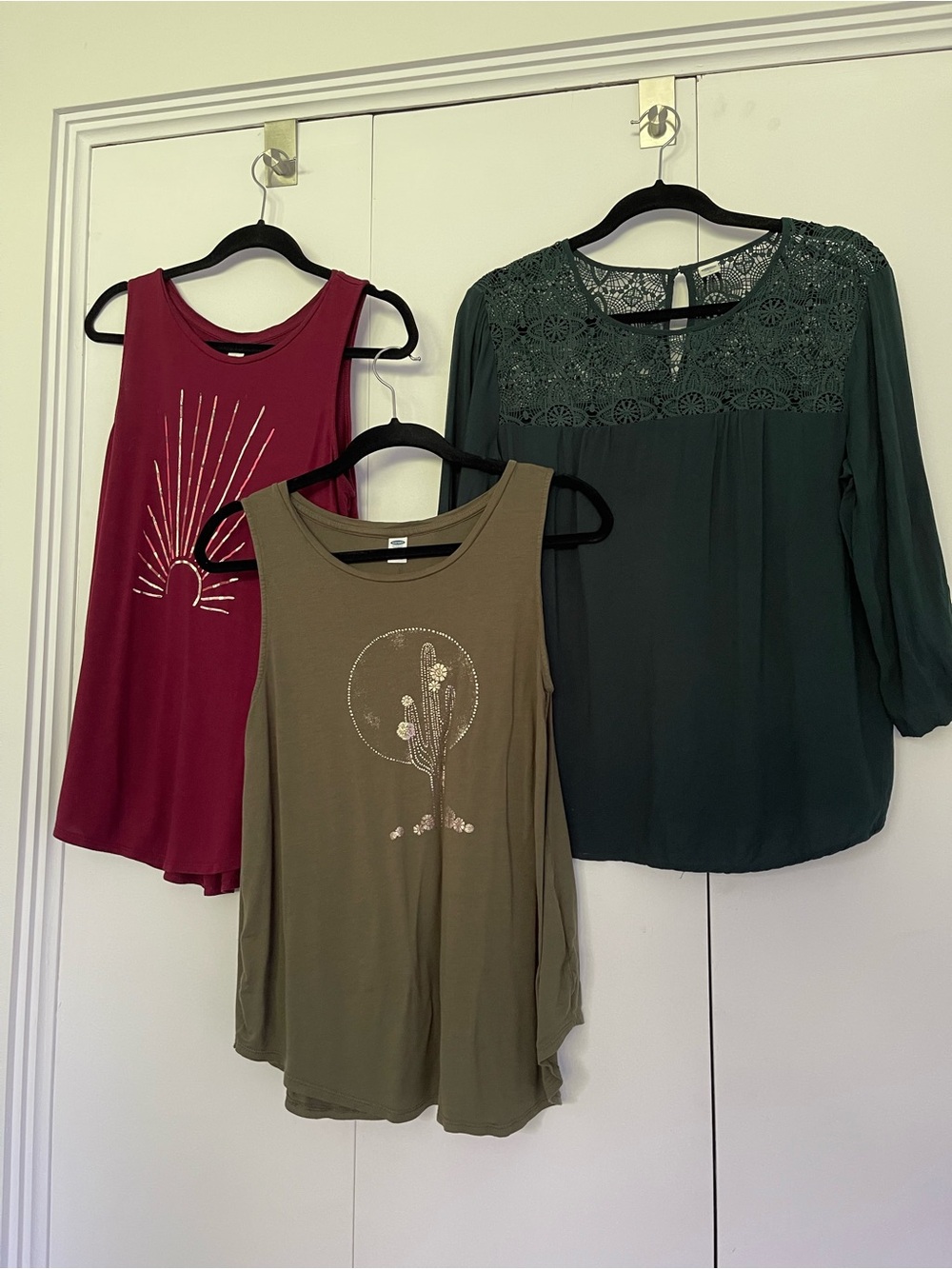 Lot: 3 Women’s Old Navy Tops in Large